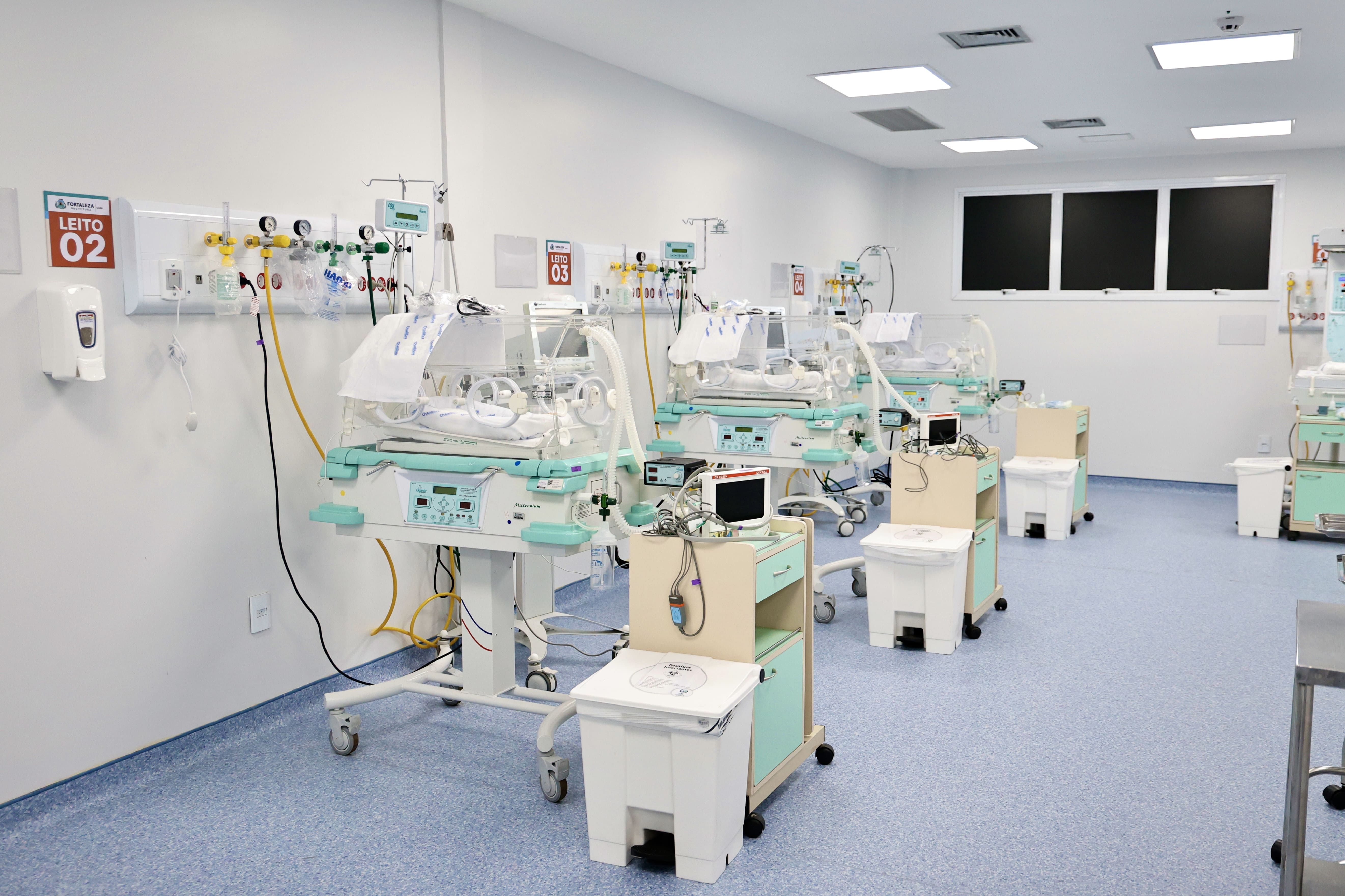 Os novos leitos contam com incubadoras, berços aquecidos e respiradores, garantindo suporte adequado para bebês em estado crítico 